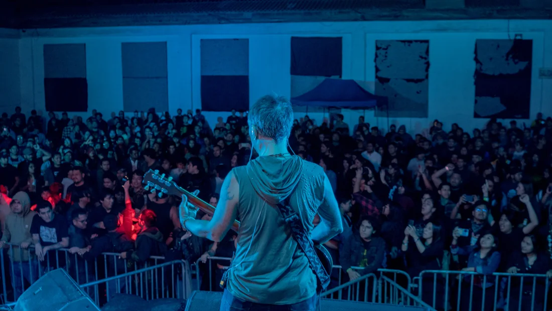 DMENTE COMUN frente al público en concierto