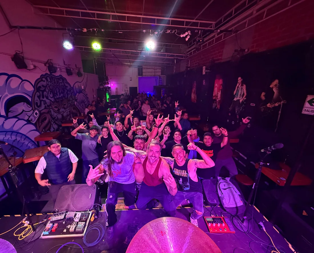 La banda y el público al terminar un concierto