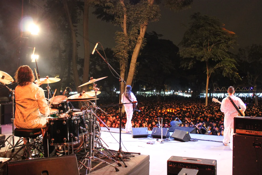 La banda tocando en un concierto al aire libre